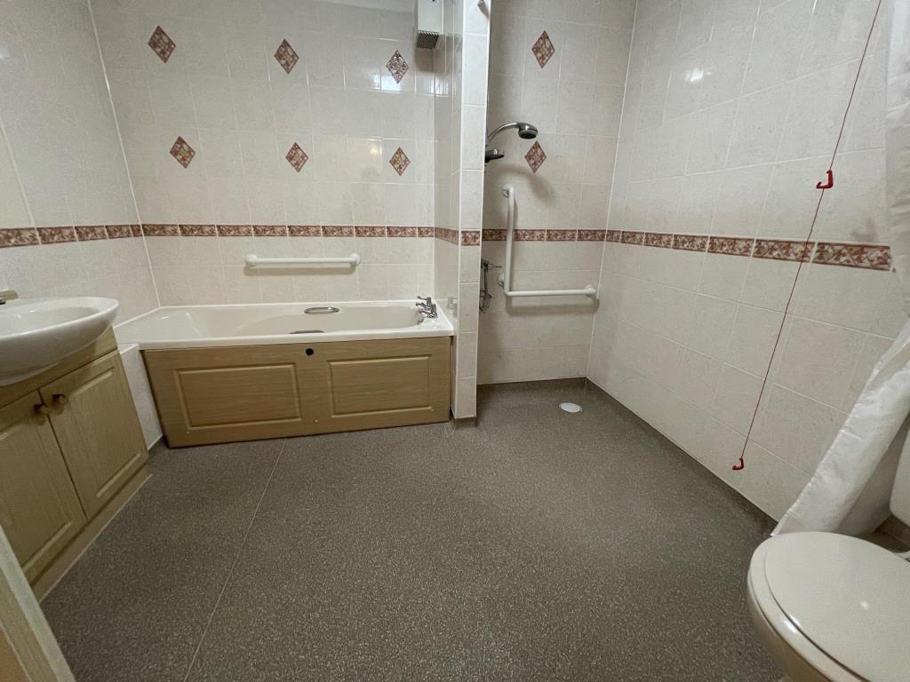 Lot: 67 - SECOND FLOOR TWO-BEDROOM AGE-RESTRICTED APARTMENT - Flat 69 - bathroom/wet room